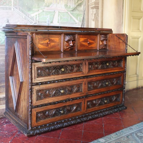 An Italian carved walnut wood chest of drawers with four drawers, Lombardy, 17th century