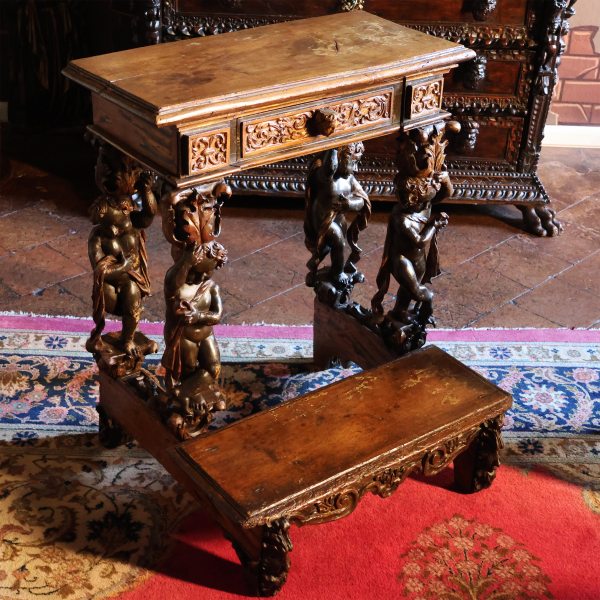 An Italian carved, sculpted and gilded wood kneeled, 17th century