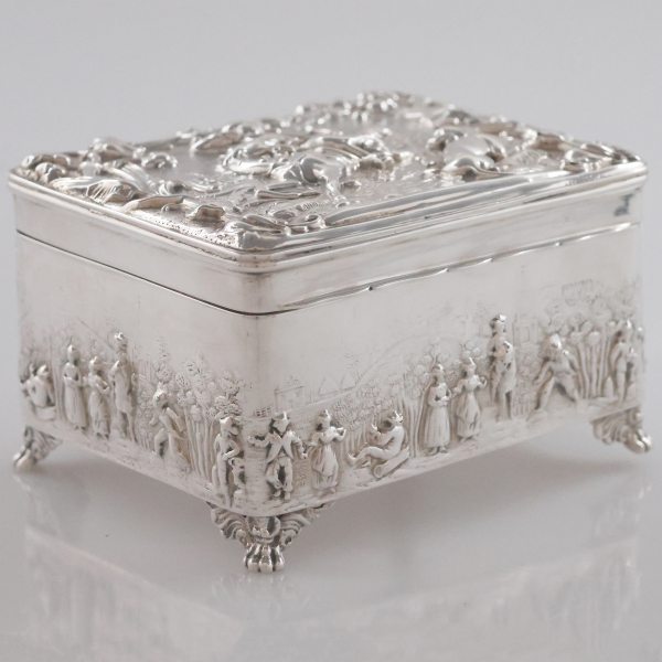 A Victorian sterling silver box, Chester, 1890-1899