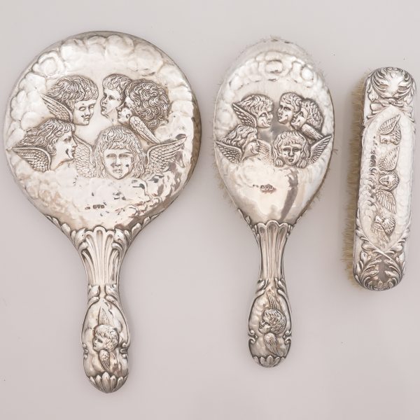 A George V sterling silver toilette set, Chester; 1912-13