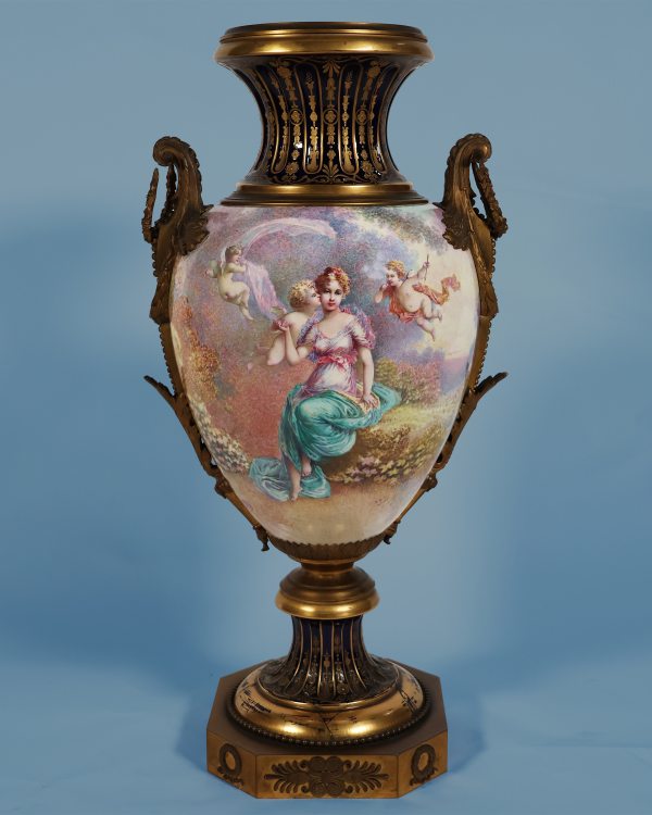 Grande vaso Francese nello stile di Sèvres. Dipinto firmato R. Rom. Fine XIX secolo